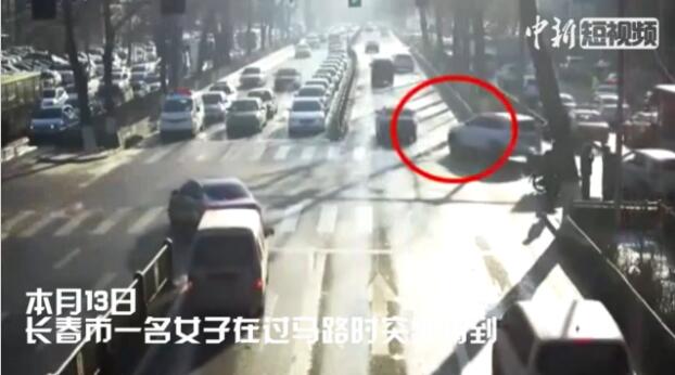 ·̫��������Ů�ӱ��ϳ��������������� ��·�����µĽ�ͨ�¹�