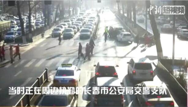 ·̫��������Ů�ӱ��ϳ��������������� ��·�����µĽ�ͨ�¹�