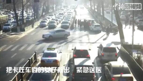 ·̫��������Ů�ӱ��ϳ��������������� ��·�����µĽ�ͨ�¹�