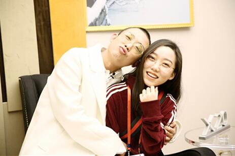 甜炸了!GAI携未婚妻亮相《歌手》 gai爷嘟嘴卖萌满脸甜蜜