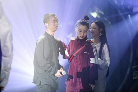 甜炸了!GAI携未婚妻亮相《歌手》 gai爷嘟嘴卖萌满脸甜蜜