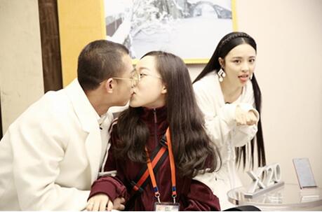 甜炸了!GAI携未婚妻亮相《歌手》 gai爷嘟嘴卖萌满脸甜蜜