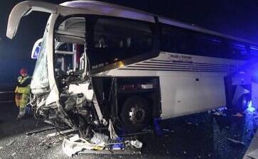 中国载有35名游客大巴发生车祸 疑似失控撞向隔离带所幸无伤亡