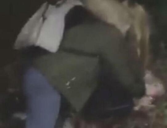 残暴!美12岁女孩遭欺凌毫无人性 施暴者拳打脚踢竟还放声大笑