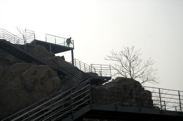 济南：昔日市区“荒山” 建起悬空观景长廊