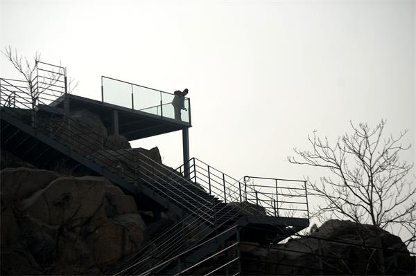 济南：昔日市区“荒山” 建起悬空观景长廊