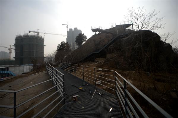 济南：昔日市区“荒山” 建起悬空观景长廊
