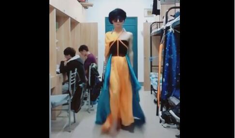 工科男名模附体 男生风骚起来就没女生啥事儿了