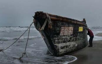 细思极恐!日海岸再现幽灵船 载7具不明身份高度腐烂男尸海中飘荡