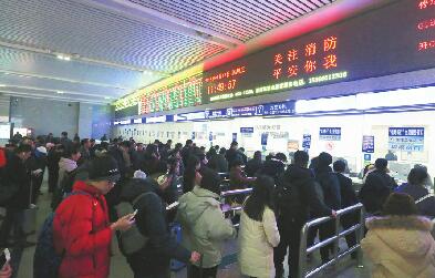 除夕火车票17日开售 旅客在济南火车站排队购票