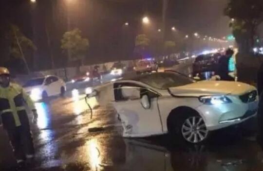 神操作?沃尔沃与奥迪相撞断成两截 沃尔沃V40惨被