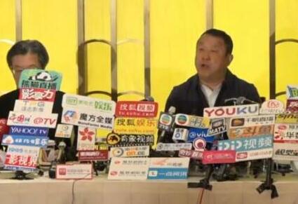 韩姨要起诉?曾志伟携儿子现身 指蓝洁瑛指控性侵女模传闻是捏造