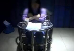 大闹机场拒安检 女子冒充外国人直呼“不喜欢被摸”网友评论亮了