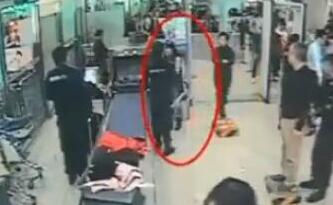 大闹机场拒安检 女子冒充外国人直呼“不喜欢被摸”网友评论亮了