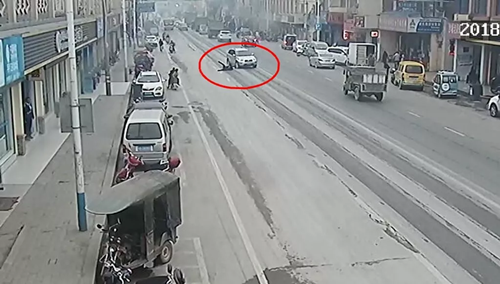 男孩被卷越野车底