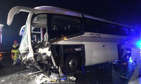 惨烈!载35名中国游客大巴车祸 行驶中爆胎失控撞向隔离带