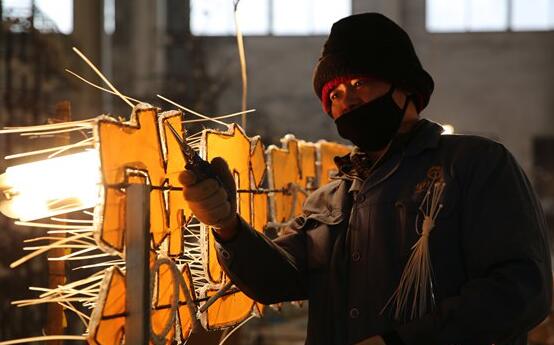 新春走基层 兰州市西固区：赶制花灯迎新春