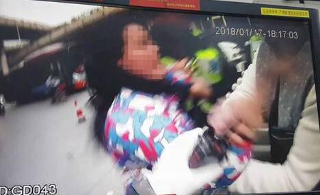 全武行!女子脚踢抓伤民警 戏精上身动口又动手撒泼功夫出神入化