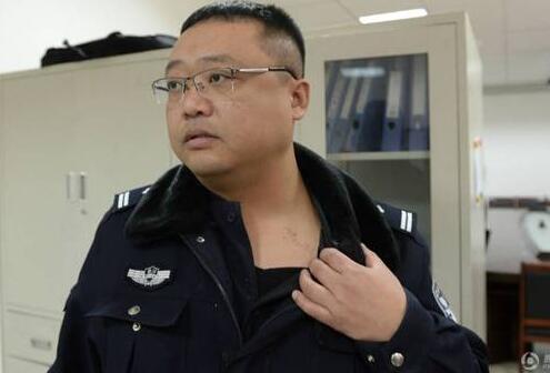 全武行!女子脚踢抓伤民警 戏精上身动口又动手撒泼功夫出神入化