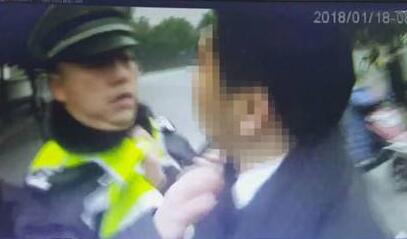 全武行!女子脚踢抓伤民警 戏精上身动口又动手撒泼功夫出神入化