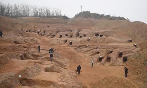 成都现大型崖墓群 出土高鼻梁大眼睛西域风铜像和伏羲女蜗石刻