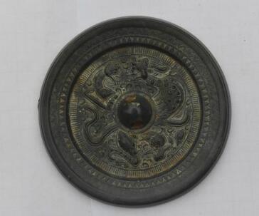 成都现大型崖墓群 出土高鼻梁大眼睛西域风铜像和伏羲女蜗石刻