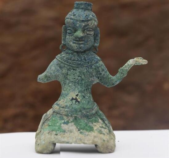 成都现大型崖墓群 出土高鼻梁大眼睛西域风铜像和伏羲女蜗石刻