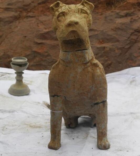 成都现大型崖墓群 出土高鼻梁大眼睛西域风铜像和伏羲女蜗石刻