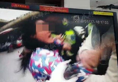 女子脚踢抓伤民警上演全武行 袭警