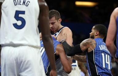 阿弗拉罗禁赛两场 因在比赛中向森林狼前锋别利察狠狠挥拳