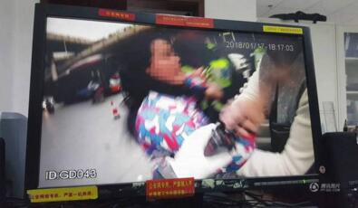 上演全武行！女子脚踢抓伤民警 因丈夫违章被罚不满撒泼疯狂袭警