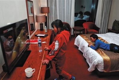 冰花男孩看升旗 每天走山路上学的他想知道北京孩子怎么上学