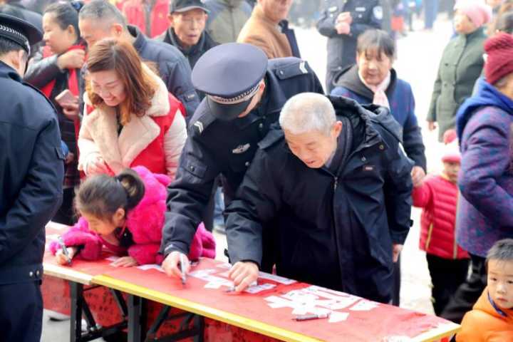 平阴举行万人“禁鞭”签名 承诺低碳过年