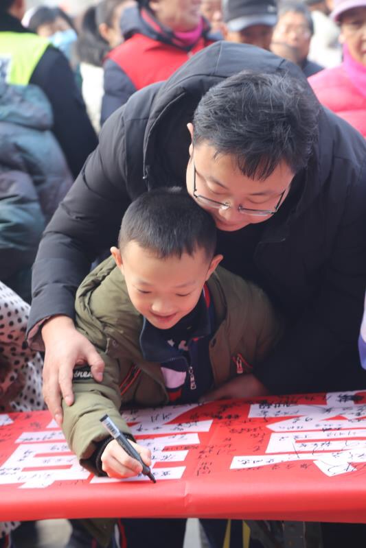 平阴举行万人“禁鞭”签名 承诺低碳过年