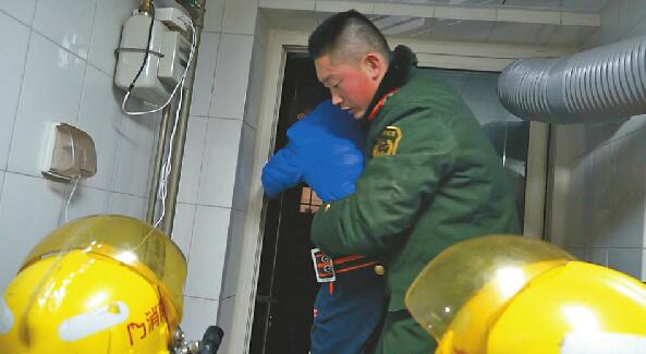 济南8岁女孩被困3楼防盗窗 俩邻居抱半小时差点被冻僵