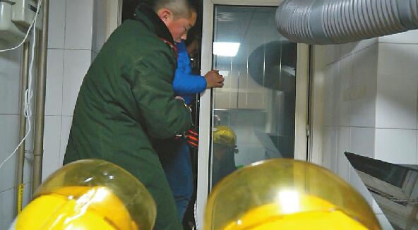 济南8岁女孩被困3楼防盗窗 俩邻居抱半小时差点被冻僵