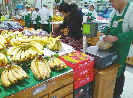 济南:草莓等水果普遍比去年便宜 香蕉却俩月价格翻番