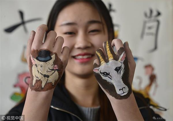 山东聊城:大学生手上彩绘十二生肖属相迎新年