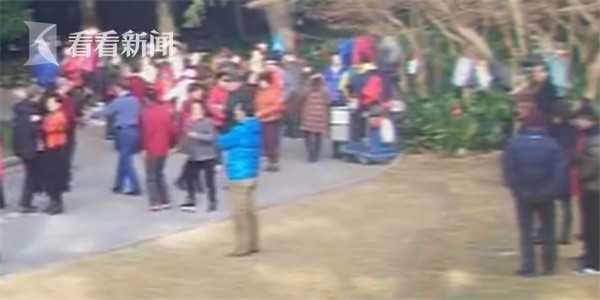 百人广场舞团队占领烈士陵园 跳舞大妈不听劝日日光顾
