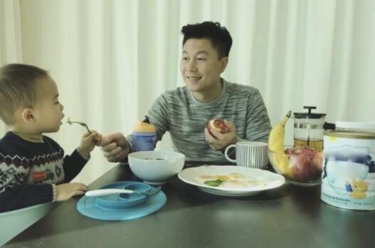 李小鹏喂儿子吃饭不忘发微博 奥运冠军脸上挂着慈爱的微笑