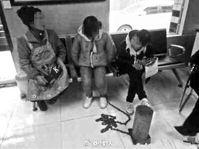 13岁少女被父亲铐铁链3天3夜 因在网吧偷手机解锁后竟一去不复返 