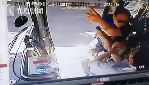 公交司机被拽下车上演全武行 车上20名乘客心惊胆战竟相继跳车