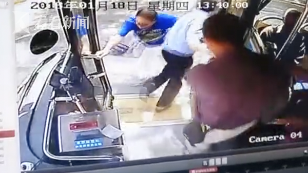 公交司机被拽下车上演全武行 车上20名乘客心惊胆战竟相继跳车