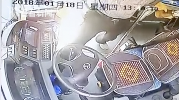 公交司机被拽下车上演全武行 车上20名乘客心惊胆战竟相继跳车