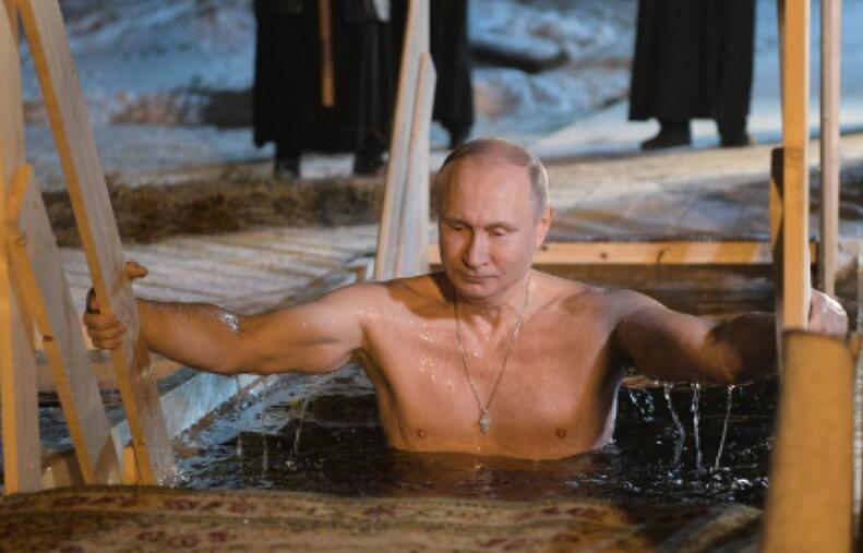 普京冰水中沐浴秀健硕身材 主显节跃入冰冷刺骨水中“净化”灵魂