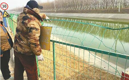 女子跳河被冲出1公里外 过路男子一路紧跟木棍施救