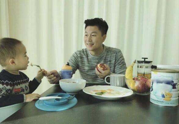 萌翻了!李小鹏喂儿子吃饭父爱满满 体操之家温馨有爱 (图)