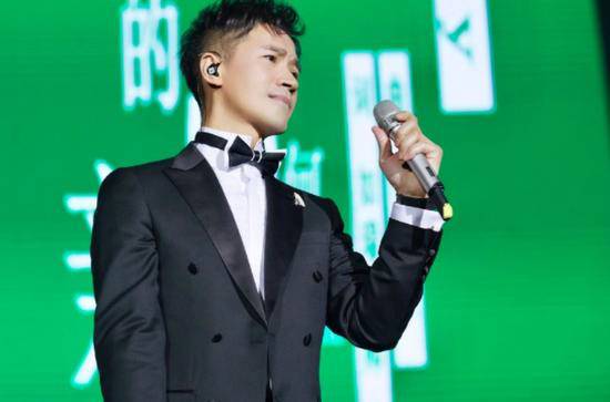 何晟铭反假唱获赞 与张馨予表演反串让现场气氛火爆