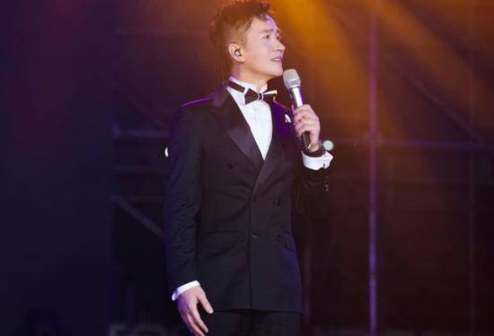 何晟铭反假唱获赞 与张馨予绅士调侃引尖叫