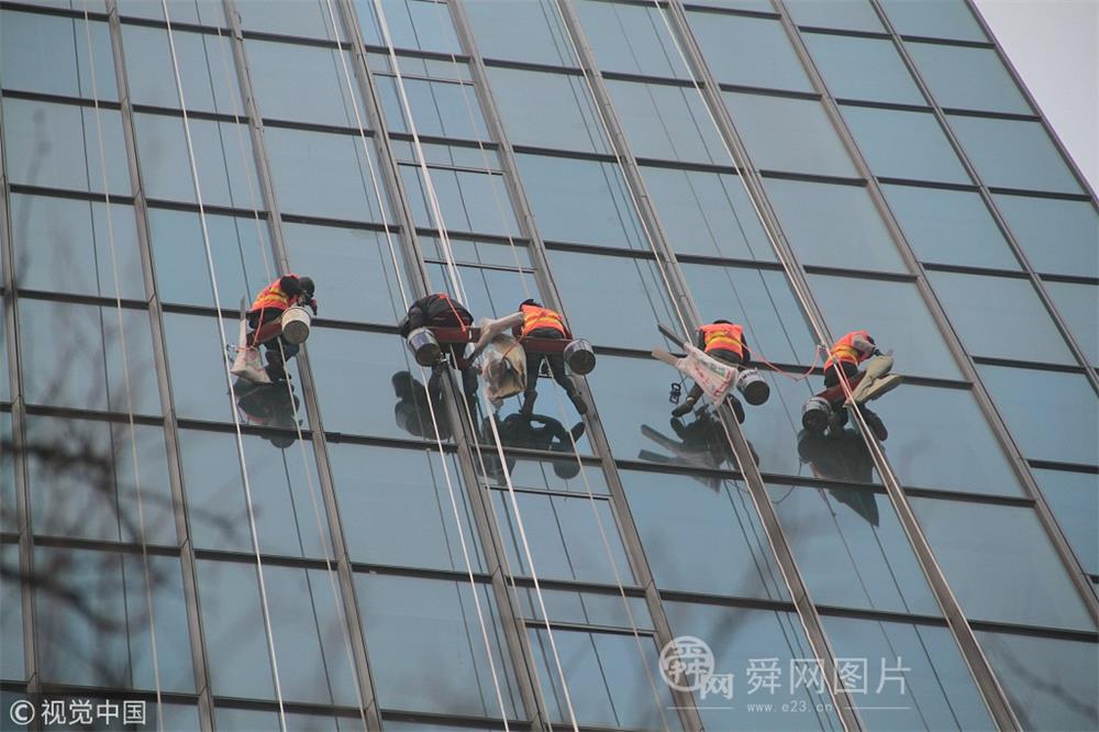 青岛亮化工程启动 “蜘蛛人”百米高空“飞檐走壁”